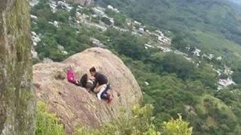 Una pareja tuvo sexo sobre una roca en El Salvador. Una pareja tuvo sexo sobre una roca en El Salvador.