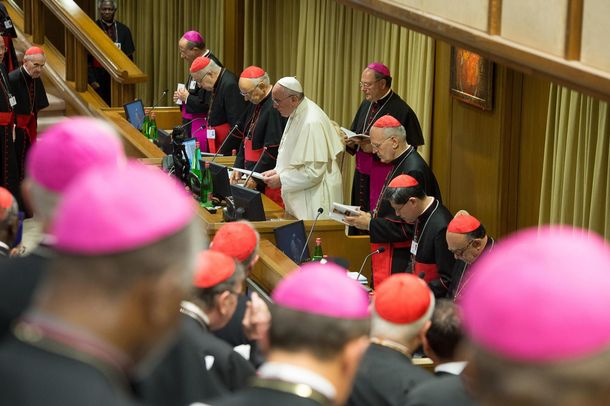 El Sínodo de obispos propone amparar a los homosexuales y divorciados