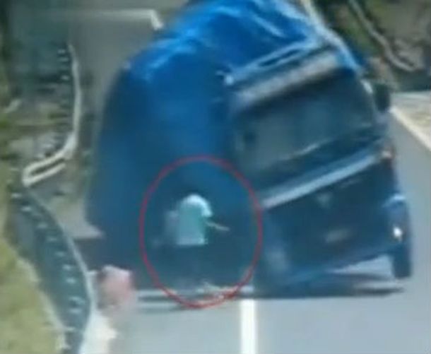 Una china evitó que un camión aplastara a su familia