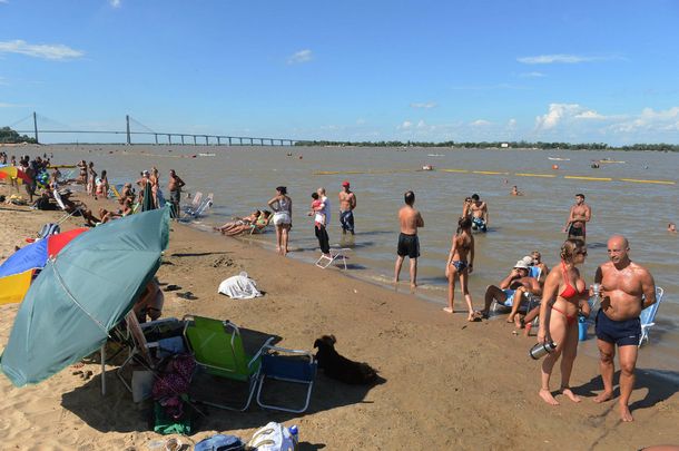 Playa a la vera del Puente Colgante de Santa Fe