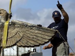 El águila del Graf Spee será transformada en una paloma de la paz en Uruguay. El águila del Graf Spee será transformada en una paloma de la paz en Uruguay.
