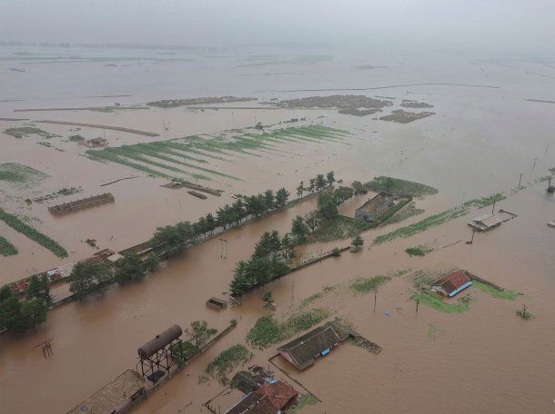 Corea del Norte: 3 mil hectáreas en las ciudades de Sinuiju y Uiju quedaron sumergidas bajo el agua Corea del Norte: 3 mil hectáreas en las ciudades de Sinuiju y Uiju quedaron sumergidas bajo el agua