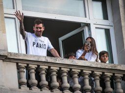 Con Argentina a todos lados: el detalle de la vestimenta de Messi en su llegada a PSG
