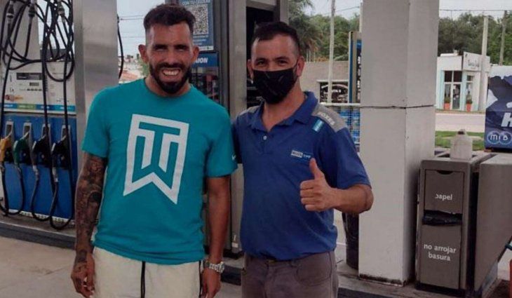 Carlos Tevez sorprendió en un Rolls Royce en una estación de servicio
