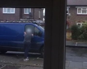 Un conductor de grúas le sacó las llaves a la camioneta que estacionó &nbsp;frente a su casa y filmó a su dueño desesperado buscándolas