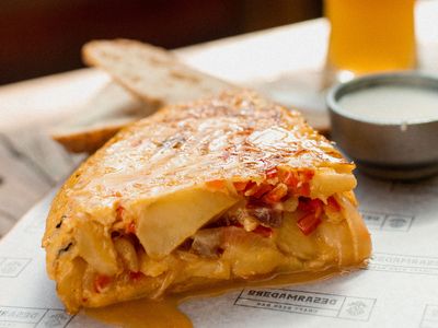 Cargado de sabor e historia, este bodegón porteño es uno de los más prestigiosos de Buenos Aires. 