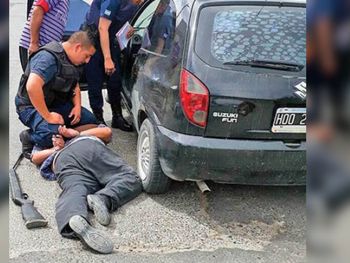 La ató y se la llevó en el auto porque no quiso casarse con él