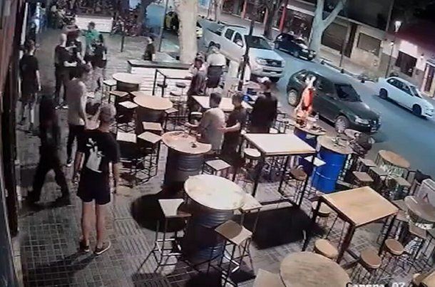 Impactante agresión a una moza en un bar de Mendoza: le partieron un vaso en la cabeza