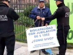 El drama del jubilado que se encadenó en Casa Rosada: No puedo vivir con 1300 pesos