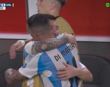 Histórico: el emotivo abrazo entre Messi y Di María tras la final