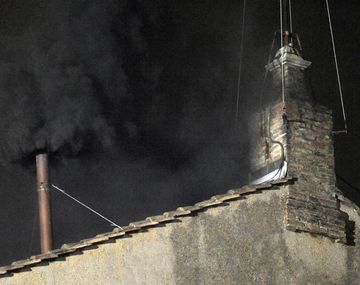 Humo negro en el Vaticano: no hay Papa nuevo por el momento