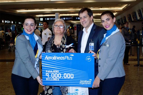 Aerolíneas Argentinas homenajeó a la pasajera 9 millones de 2015