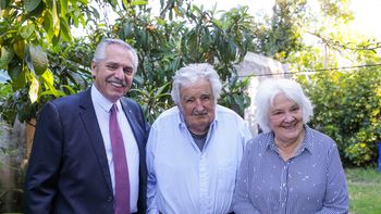 José Mujica y Lucía Topolansky recibieron al presidente de Argentina, Alberto Fernández. José Mujica y Lucía Topolansky recibieron al presidente de Argentina, Alberto Fernández.