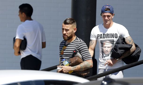 Otamendi ya no entrena en Valencia y así lo despiden: Rompete la tibia