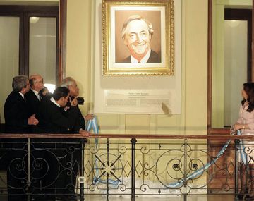 CFK colgó un cuadro de Néstor y otro de Chávez en la Rosada