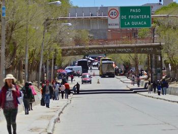 Jujuy: cuatro muertos y dos heridos al volcar una camioneta