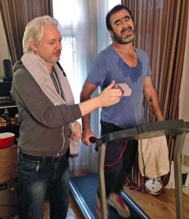 Insólito: Julian Assange y Eric Cantona se preparan para el Mundial de Contrainteligencia