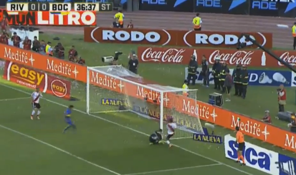 No quiso entrar: el increíble gol que erraron Mora y Alonso