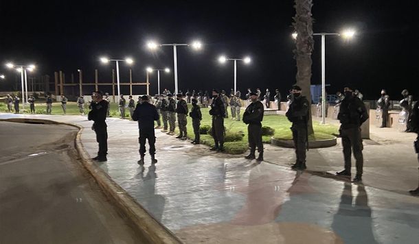 Pinamar: instalaron un cordón policial en la costanera para evitar fiestas en la playa durante Fin de Año