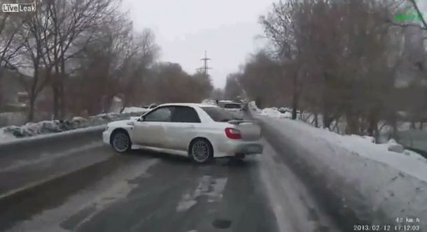 VIDEO: Un conductor hace un 360 en una calle llena de autos