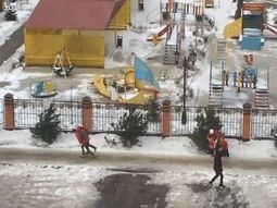 Los fuertes vientos de un huracán tiraban a la gente al piso en Rusia Los fuertes vientos de un huracán tiraban a la gente al piso en Rusia