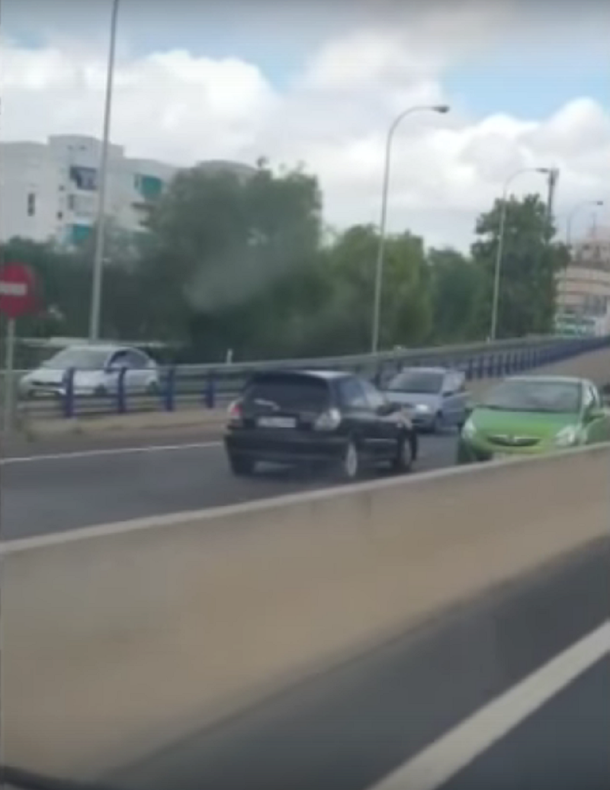 Caos por un auto que va en contramano en una autopista