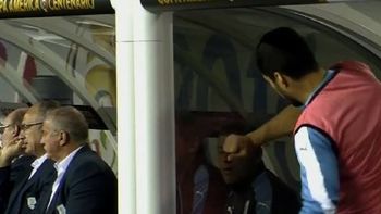 video: suarez no ingreso y se descargo a puro golpe video: suarez no ingreso y se descargo a puro golpe