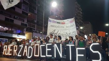 Docentes porteños se movilizan al Obelisco horas antes del paro nacional Docentes porteños se movilizan al Obelisco horas antes del paro nacional