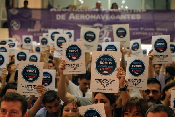 Aeronavegantes protestaban por los recortes a Aerolíneas Argentinas y Austral
