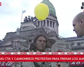 El hombre jaula se sumó a la marcha de las antorchas hacia el Congreso