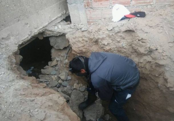 Rescataron a una beba recién nacida tirada en una cloaca