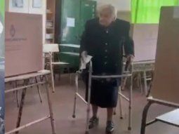una mujer de 100 anos emociono al votar en la plata: la primera vez fue 1951 una mujer de 100 anos emociono al votar en la plata: la primera vez fue 1951