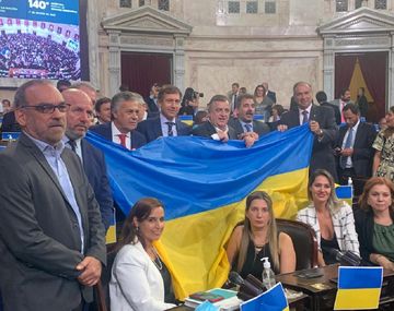 La oposición posa con bandera de Ucrania en el Congreso