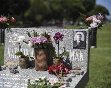 Homenaje a Alberto Nisman en el cementerio de La Tablada. (Gentileza Télam)