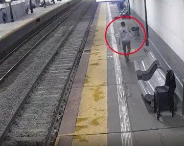 VIDEO: Así le robaban la mochila a un joven en una estación de tren