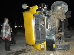 Un hombre y una nena murieron al chocar un auto con un camión de caudales