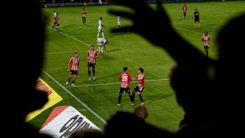 estudiantes vencio 1-0 a deportivo riestra y sigue cerca de la cima estudiantes vencio 1-0 a deportivo riestra y sigue cerca de la cima