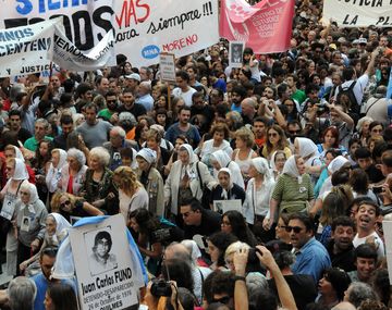 Masivas marchas de organizaciones de DD.HH. en la Plaza de Mayo