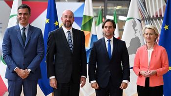 De izquierda a derecha: Pedro Sánchez (presidente de España), Charles Michel (presidente del Consejo Europeo), Luis Lacalle Pou (presidente de Uruguay) y Ursula Von der Leyen (presidenta de la Comisión Europea). De izquierda a derecha: Pedro Sánchez (presidente de España), Charles Michel (presidente del Consejo Europeo), Luis Lacalle Pou (presidente de Uruguay) y Ursula Von der Leyen (presidenta de la Comisión Europea).