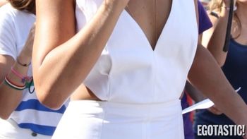 esta sensual cantante disfruto de un rico helado esta sensual cantante disfruto de un rico helado