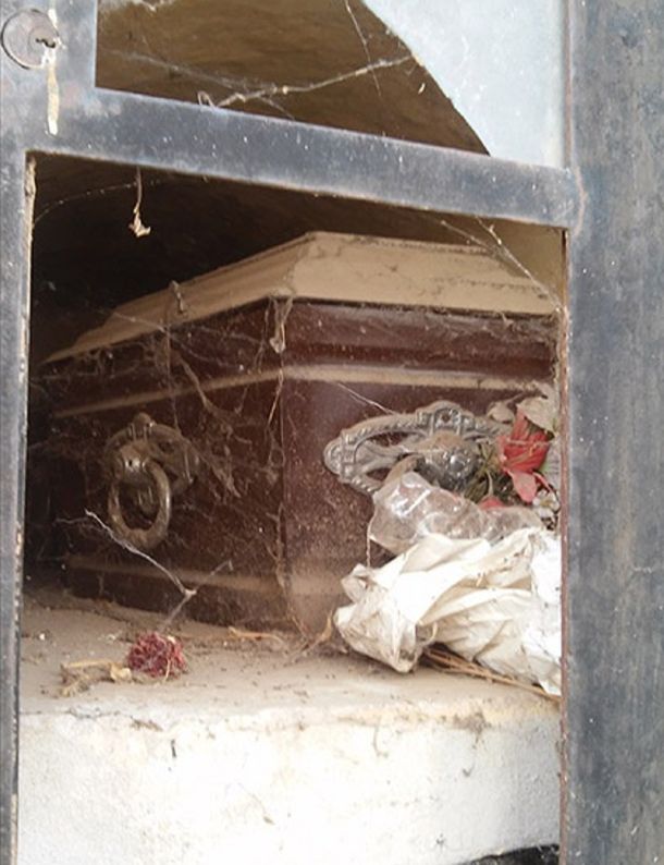 El dolor de una madre: intentó romper el cajón para llevarse el cuerpo de su hijo