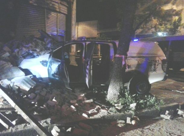 Violento choque de un patrullero de la Metropolitana terminó en derrumbe