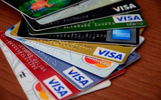 Desde hoy es más caro financiar el pago de la tarjeta de crédito en pesos y dólares