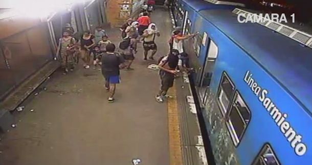 Encapuchados y en grupos: así atacan los graffiteros en el Sarmiento