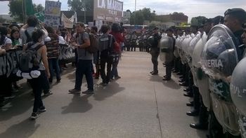 Tensión en Panamericana y ruta 197 por un corte de docentes Tensión en Panamericana y ruta 197 por un corte de docentes