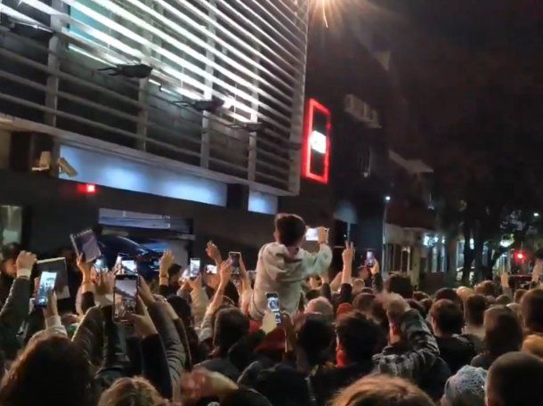 Cristina Kirchner candidata: la reacción de la gente en la puerta de C5N