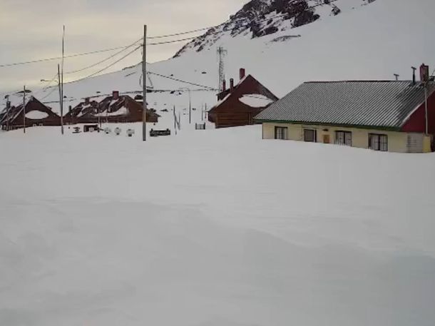 Mendoza: suspendieron las clases presenciales por la nieve y el frío