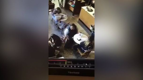 El hombre se llevó la mochila de una mujer y la cámara de seguridad lo capturaron