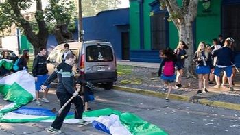 amenazo con un hacha a estudiantes que festejaban en la calle amenazo con un hacha a estudiantes que festejaban en la calle