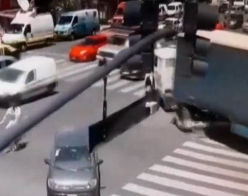 Otro choque en Flores: un camión dobló en contramano y embistió dos camionetas